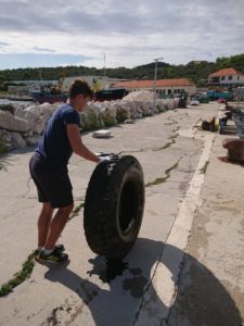 Članovi lokalne zajednice u Salima sudjeluju u uklanjaju otpada